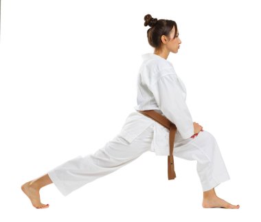 Kız karate izole beyaz arka plan üzerinde üniforma