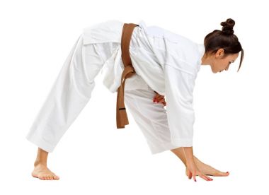 Kız karate izole beyaz arka plan üzerinde üniforma