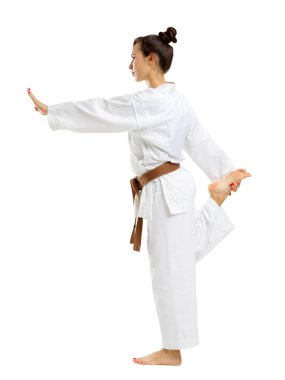 Kız karate izole beyaz arka plan üzerinde üniforma