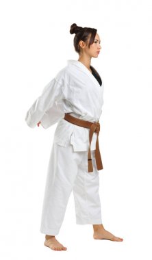 Kız karate izole beyaz arka plan üzerinde üniforma