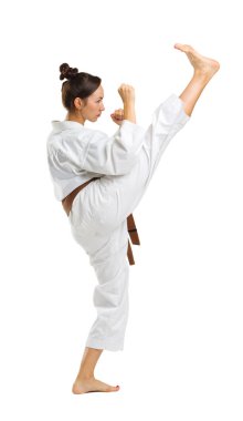 Kız karate izole beyaz arka plan üzerinde üniforma