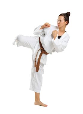 Kız karate izole beyaz arka plan üzerinde üniforma