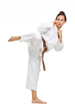 Kız karate izole beyaz arka plan üzerinde üniforma