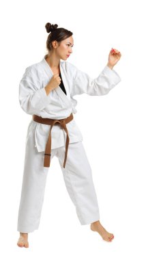Kız karate izole beyaz arka plan üzerinde üniforma