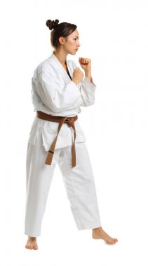 Kız karate izole beyaz arka plan üzerinde üniforma