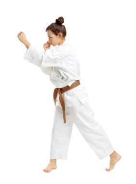 Kız karate izole beyaz arka plan üzerinde üniforma