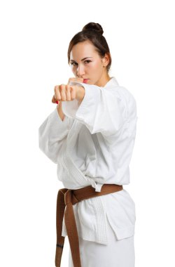 Kız karate izole beyaz arka plan üzerinde üniforma