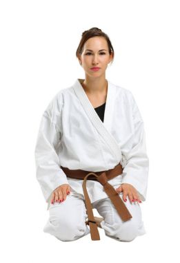 Kız karate izole beyaz arka plan üzerinde üniforma