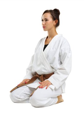 Kız karate izole beyaz arka plan üzerinde üniforma