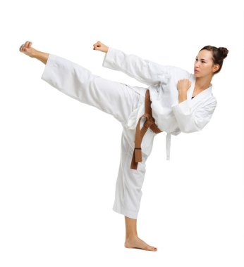 Kız karate izole beyaz arka plan üzerinde üniforma