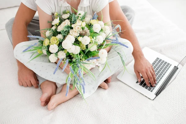 Квіти в ліжку крупним планом з руками чоловіка і дівчини на білому тлі — стокове фото