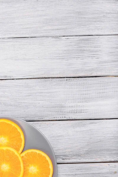 Parlak turuncu gri bir ahşap zemin üzerine dilim