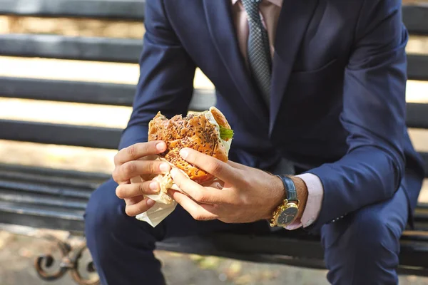 Almuerzo de un hombre de negocios en un parque cercano —  Fotos de Stock