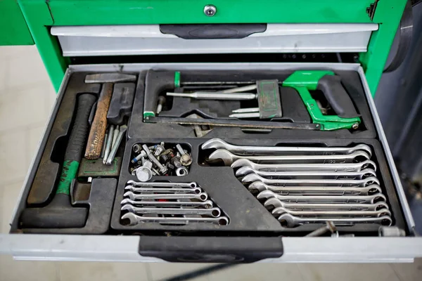 Mekanik tarafından kullanılan bir kutu içinde araçlar kümesi — Stok fotoğraf