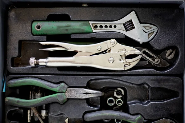 Um conjunto de ferramentas em uma caixa usada pela mecânica — Fotografia de Stock