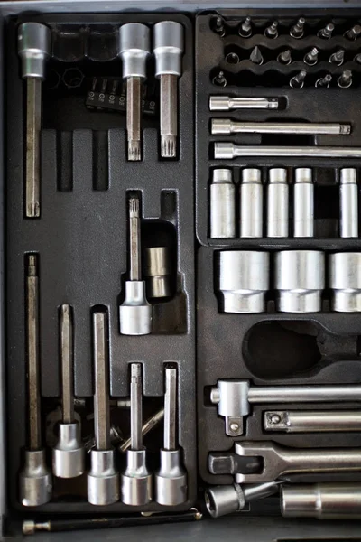 Mekanik tarafından kullanılan bir kutu içinde araçlar kümesi