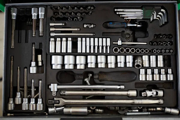 Mekanik tarafından kullanılan bir kutu içinde araçlar kümesi