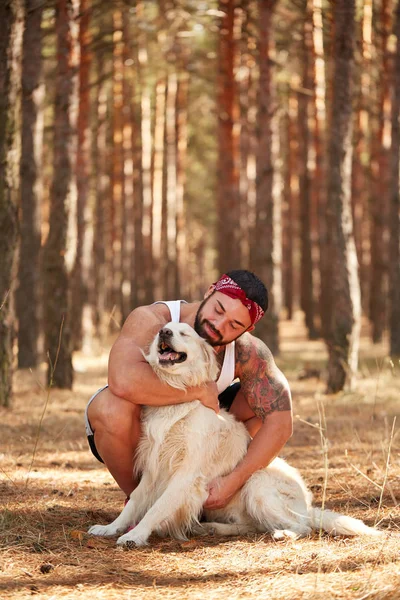 Yakışıklı genç bir labrador ormandaki açık havada ile.