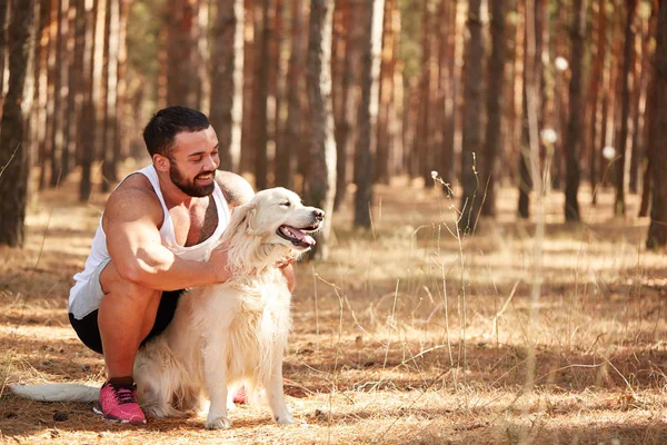 Yakışıklı genç bir labrador ormandaki açık havada ile.