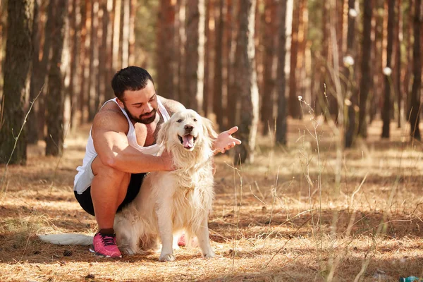 Yakışıklı genç bir labrador ormandaki açık havada ile.