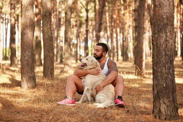 Yakışıklı genç bir labrador ormandaki açık havada ile.