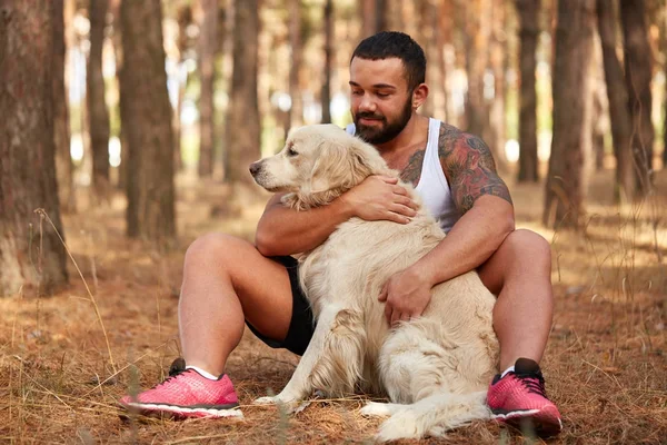 Yakışıklı genç bir labrador ormandaki açık havada ile.