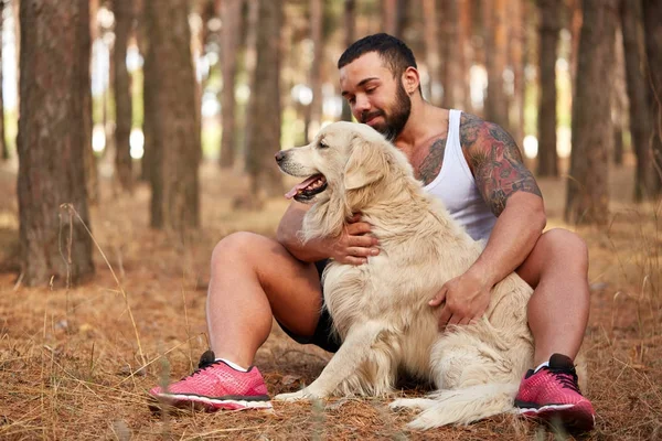 Yakışıklı genç bir labrador ormandaki açık havada ile.