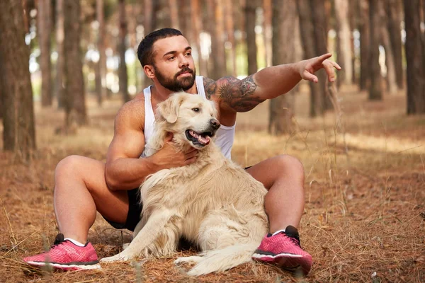 Yakışıklı genç bir labrador ormandaki açık havada ile.