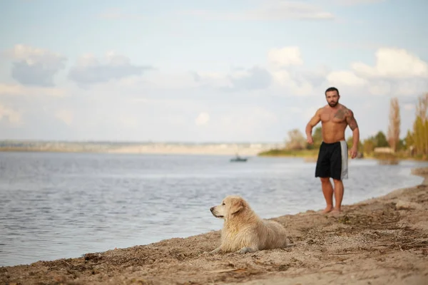 Boldog labrador johnstoni strandon tulajdonosa. — Stock Fotó