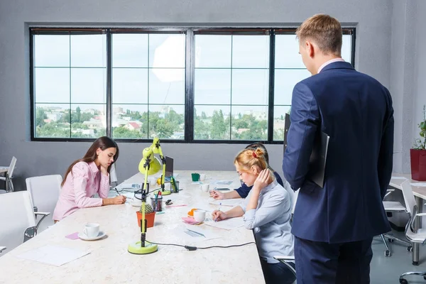 Kantoorpersoneel werkt onder toezicht van de chef — Stockfoto