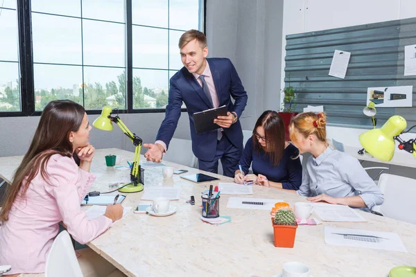 De chief strekt zich uit zijn hand te schudden met de werknemer — Stockfoto