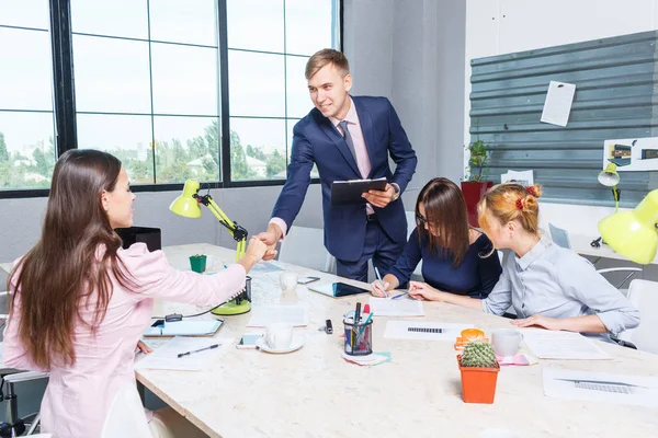 De chief schudt de hand van de meisjes aan de werknemer — Stockfoto