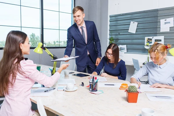 Het hoofd stuurt zijn documenten naar zijn kantoor werknemer — Stockfoto