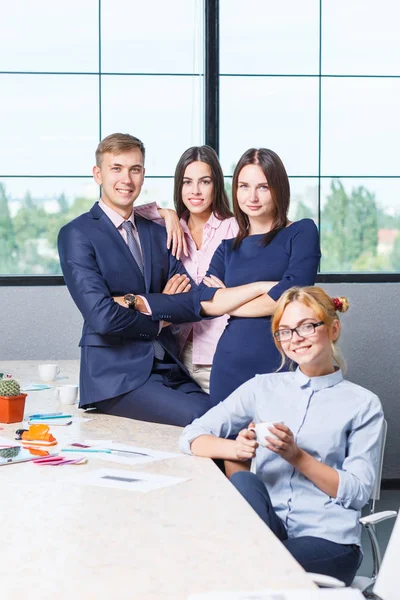 Equipe de negócios, trabalhadores de escritório amigáveis em uma premissa de escritório de trabalho — Fotografia de Stock