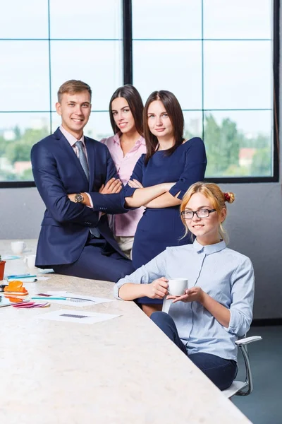 Team van bedrijfsleven, vriendelijk kantoorpersoneel in een werkende office premisse — Stockfoto