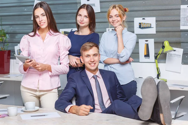 Equipe de negócios, trabalhadores de escritório amigáveis em uma premissa de escritório de trabalho — Fotografia de Stock