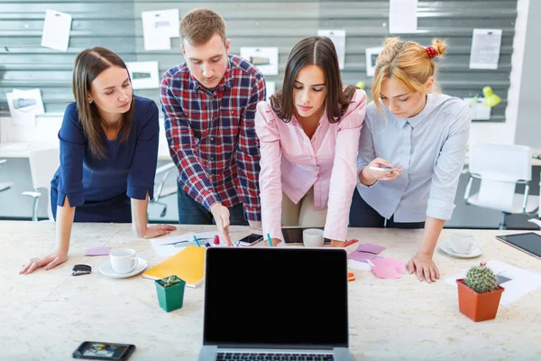 Laptop van de eerste persoon op de achtergrond van een groep van kantoorpersoneel — Stockfoto