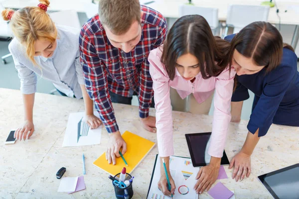 Een groep van kantoorpersoneel bestuderen de planning — Stockfoto