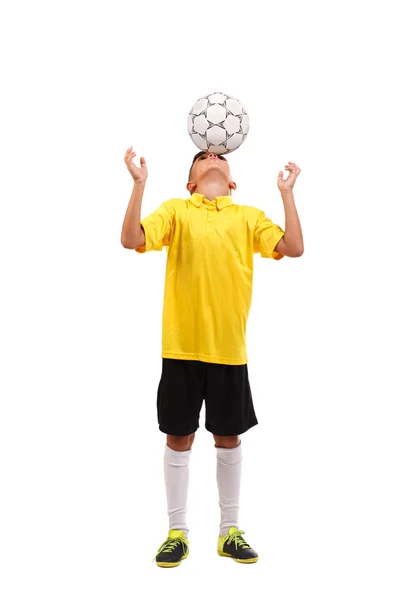 Chico divirtiéndose con una pelota. Joven futbolista aislado sobre un fondo blanco. Concepto de equipamiento deportivo . —  Fotos de Stock