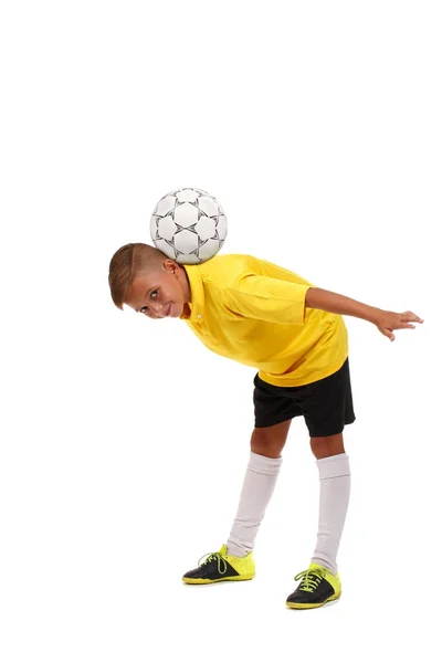 Το παιδί έχει τη διασκέδαση με μια μπάλα. Νεαρού ποδοσφαιριστή που απομονώνονται σε λευκό φόντο. Έννοιας σπορ εξοπλισμός. — Φωτογραφία Αρχείου
