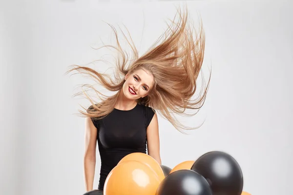 Šťastná dívka vlající vlasy s balonky na světlém pozadí. Halloween zábava koncept. Kopírovat prostor. — Stock fotografie