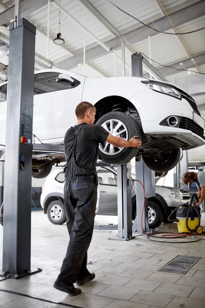 Autos, angehoben auf einer Hebebühne in einem Autoservice. — Stockfoto