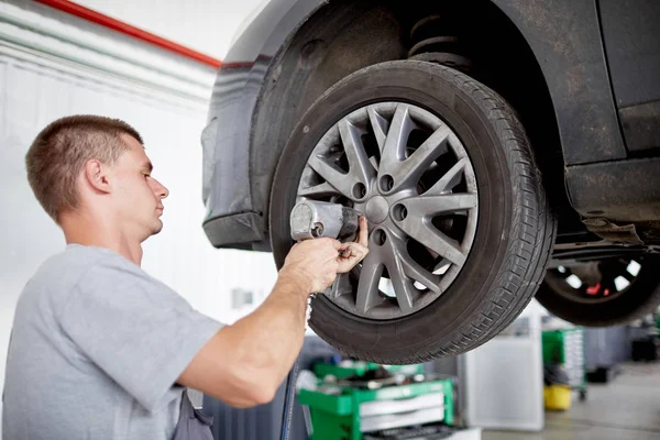 Tamirci arabanın tekerlekleri Asansör katlanmış