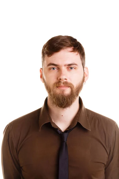 Jovem com uma barba em uma camisa marrom em um fundo branco — Fotografia de Stock