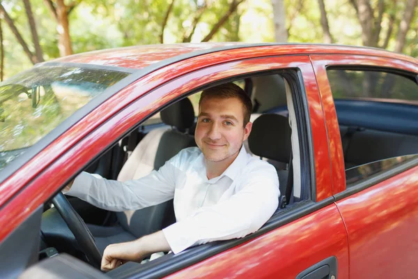 Привлекательный красивый элегантный мужчина в деловом костюме за рулем дорогой машины . — стоковое фото