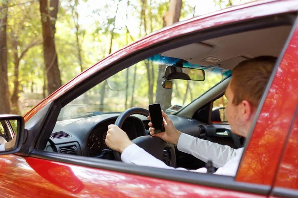 Pahalı bir araba sürüş iş elbiseli çekici şık yakışıklı.