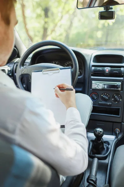 Pahalı bir araba sürüş iş elbiseli çekici şık yakışıklı.