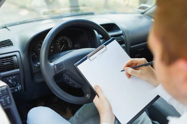 Pahalı bir araba sürüş iş elbiseli çekici şık yakışıklı.