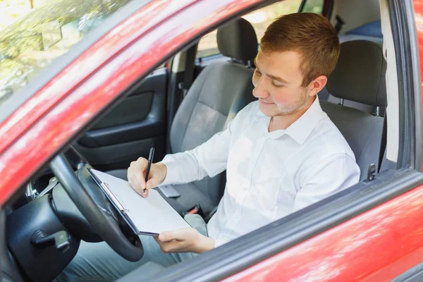 Pahalı bir araba sürüş iş elbiseli çekici şık yakışıklı.