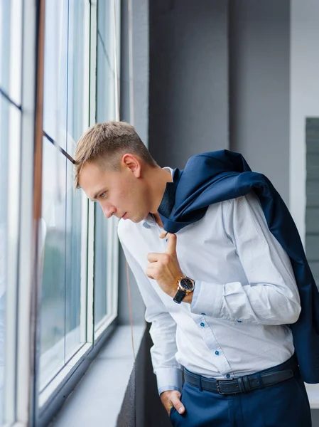 Yakışıklı genç bir şık office Suite üzerinde arka plan bulanık. Resmi kıyafeti concep